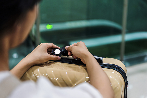 포토 JPG 여자 여행 실내 스마트라이프 한명 상반신 20대 성인 뒷모습 아웃포커스 스마트기기 캐리어 한국인 잡기 소프트포커스 사회이슈 보안 블루투스 위치추적 정보기기 웨어러블 성인여자한명만 4차산업 스마트태그 국내포토 1 라이프스타일 산업 뷰포인트 컨셉 모션 촬영기법 안전 사람 동양인 청년 내부 전자제품 여행가방 기계 추적 여자한명만 성인여자만 파일형식