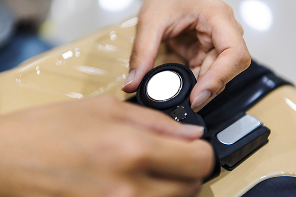 포토 JPG 손 여행 이동 실내 스마트라이프 근접촬영 아웃포커스 신체부위 스마트기기 캐리어 잡기 사회이슈 보안 블루투스 위치추적 정보기기 웨어러블 4차산업 스마트태그 국내포토 라이프스타일 산업 뷰포인트 컨셉 모션 촬영기법 안전 사람 내부 전자제품 여행가방 기계 추적 파일형식