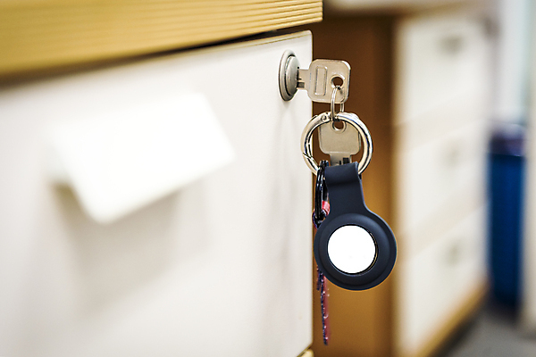 포토 JPG 이동 열쇠 실내 스마트라이프 근접촬영 사람없음 아웃포커스 스마트기기 소프트포커스 사회이슈 서랍장 보안 블루투스 위치추적 정보기기 웨어러블 4차산업 스마트태그 국내포토 라이프스타일 산업 뷰포인트 가구 컨셉 촬영기법 안전 내부 전자제품 기계 추적 파일형식