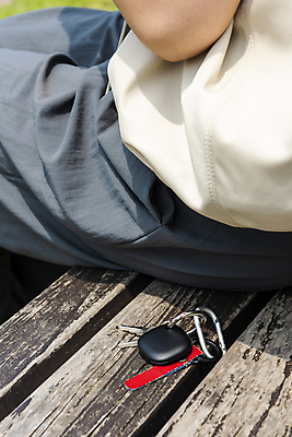 포토 JPG 주간 여자 이동 벤치 스마트라이프 한명 앉기 20대 성인 야외 옆모습 스마트기기 한국인 하반신 사회이슈 보안 블루투스 위치추적 정보기기 웨어러블 성인여자한명만 4차산업 스마트태그 국내포토 자연요소 1 라이프스타일 산업 뷰포인트 컨셉 의자 모션 안전 사람 동양인 청년 전자제품 기계 추적 여자한명만 성인여자만 파일형식