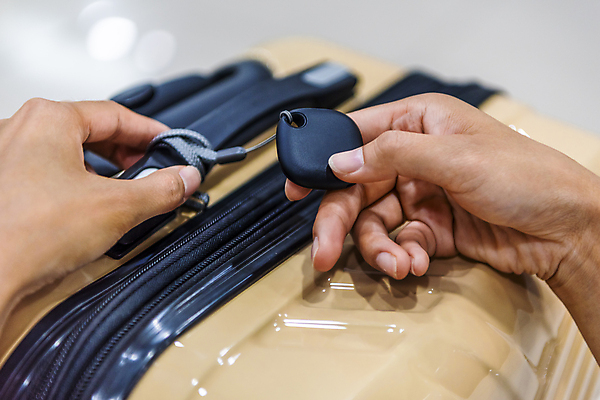 포토 JPG 손 여행 이동 실내 스마트라이프 근접촬영 아웃포커스 신체부위 스마트기기 캐리어 잡기 사회이슈 보안 블루투스 위치추적 정보기기 웨어러블 4차산업 스마트태그 국내포토 라이프스타일 산업 뷰포인트 컨셉 모션 촬영기법 안전 사람 내부 전자제품 여행가방 기계 추적 파일형식