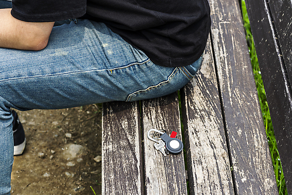 포토 JPG 주간 남자 이동 벤치 스마트라이프 한명 앉기 20대 성인 야외 옆모습 스마트기기 한국인 하반신 사회이슈 보안 블루투스 위치추적 정보기기 웨어러블 성인남자한명만 4차산업 스마트태그 국내포토 자연요소 1 라이프스타일 산업 뷰포인트 컨셉 의자 모션 안전 사람 동양인 청년 전자제품 기계 추적 남자한명만 성인남자만 파일형식
