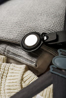 포토 JPG 스튜디오촬영 옷 여행 이동 실내 스마트라이프 근접촬영 사람없음 스마트기기 캐리어 사회이슈 보안 블루투스 위치추적 정보기기 웨어러블 4차산업 스마트태그 국내포토 라이프스타일 산업 뷰포인트 컨셉 안전 내부 전자제품 여행가방 기계 추적 파일형식