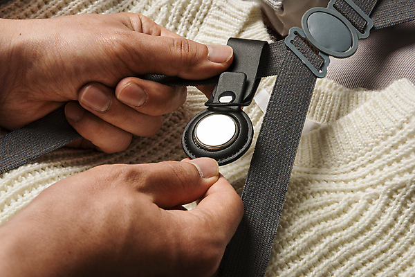 포토 JPG 스튜디오촬영 손 여행 이동 실내 스마트라이프 신체부위 스마트기기 캐리어 잡기 사회이슈 니트 보안 블루투스 위치추적 정보기기 웨어러블 4차산업 스마트태그 국내포토 라이프스타일 산업 컨셉 상의 모션 안전 사람 내부 전자제품 여행가방 기계 추적 파일형식