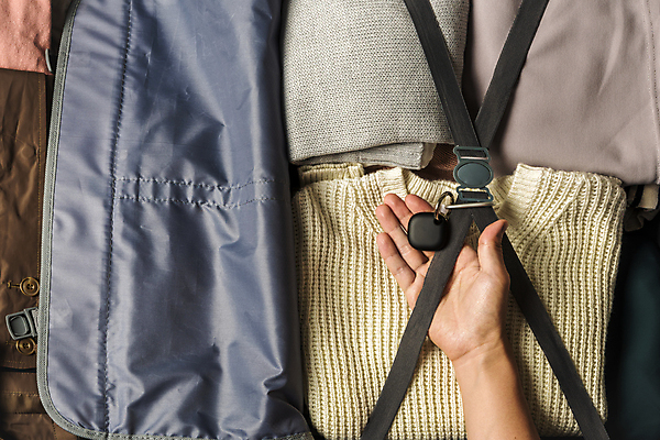 포토 JPG 스튜디오촬영 손 옷 여행 이동 실내 스마트라이프 들기 신체부위 스마트기기 하이앵글 캐리어 사회이슈 보안 블루투스 위치추적 정보기기 웨어러블 4차산업 스마트태그 국내포토 라이프스타일 산업 뷰포인트 컨셉 모션 안전 사람 내부 전자제품 여행가방 기계 추적 파일형식