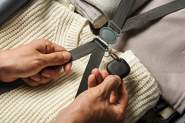 포토 JPG 스튜디오촬영 손 옷 여행 이동 실내 스마트라이프 들기 신체부위 스마트기기 캐리어 잡기 사회이슈 보안 블루투스 위치추적 정보기기 웨어러블 4차산업 스마트태그 국내포토 라이프스타일 산업 컨셉 모션 안전 사람 내부 전자제품 여행가방 기계 추적 파일형식