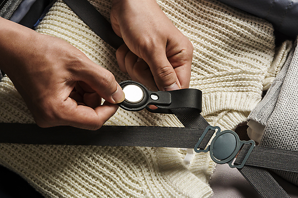 포토 JPG 스튜디오촬영 손 여행 이동 실내 스마트라이프 들기 신체부위 스마트기기 캐리어 사회이슈 니트 보안 블루투스 위치추적 정보기기 웨어러블 4차산업 스마트태그 국내포토 라이프스타일 산업 컨셉 상의 모션 안전 사람 내부 전자제품 여행가방 기계 추적 파일형식