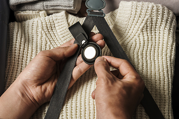 포토 JPG 스튜디오촬영 손 여행 이동 실내 스마트라이프 들기 신체부위 스마트기기 캐리어 잡기 사회이슈 니트 보안 블루투스 위치추적 정보기기 웨어러블 4차산업 스마트태그 국내포토 라이프스타일 산업 컨셉 상의 모션 안전 사람 내부 전자제품 여행가방 기계 추적 파일형식