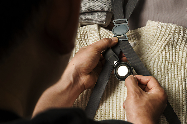 포토 JPG 스튜디오촬영 손 남자 여행 이동 실내 스마트라이프 한명 들기 상반신 20대 성인 뒷모습 스마트기기 캐리어 한국인 잡기 사회이슈 니트 보안 블루투스 위치추적 정보기기 웨어러블 성인남자한명만 4차산업 스마트태그 국내포토 1 라이프스타일 산업 뷰포인트 컨셉 상의 모션 안전 사람 동양인 청년 내부 신체부위 전자제품 여행가방 기계 추적 남자한명만 성인남자만 파일형식