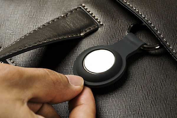 포토 JPG 스튜디오촬영 손 이동 서류가방 실내 스마트라이프 근접촬영 신체부위 스마트기기 잡기 사회이슈 보안 블루투스 꺼내기 위치추적 정보기기 웨어러블 4차산업 스마트태그 국내포토 라이프스타일 산업 뷰포인트 컨셉 가방 모션 안전 사람 내부 전자제품 기계 추적 파일형식