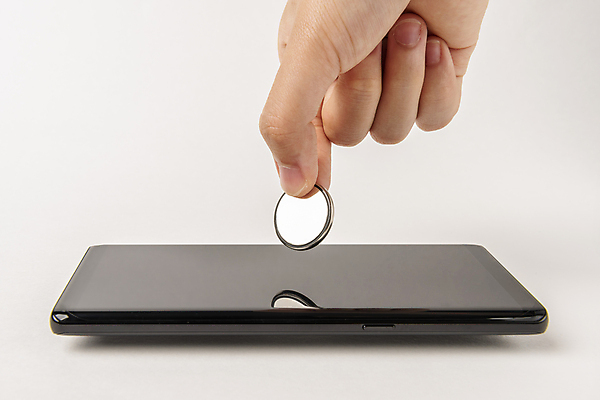 포토 JPG 스튜디오촬영 손 실내 스마트라이프 들기 신체부위 스마트폰 스마트기기 반사 건전지 사회이슈 흰배경 보안 블루투스 위치추적 정보기기 웨어러블 4차산업 스마트태그 국내포토 라이프스타일 산업 백그라운드 컨셉 모션 안전 사람 내부 전자제품 핸드폰 기계 흰색 추적 파일형식