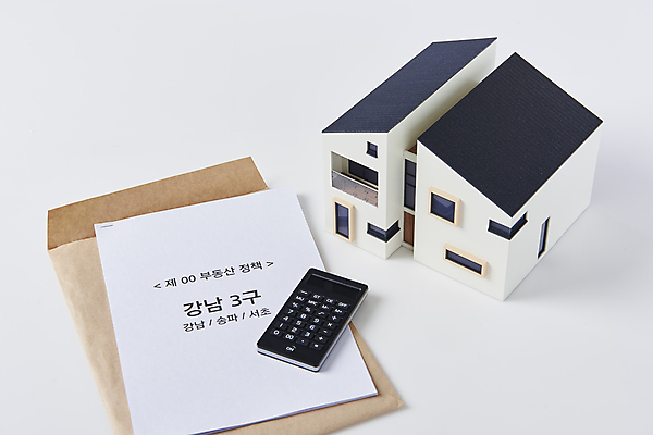 포토 JPG 스튜디오촬영 부동산 서류봉투 주택 실내 사람없음 계산기 흰배경 문서 건축모형 부동산거래 부동산시장 부동산재테크 부동산정책 부동산투자 분양 아파트분양 부동산투기 국내포토 백그라운드 문구용품 봉투 아파트 내부 건물 모형 장비 흰색 시장 재산 재테크 투자 정책 파일형식