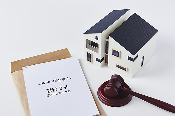 포토 JPG 스튜디오촬영 부동산 서류봉투 주택 실내 사람없음 흰배경 문서 의사봉 건축모형 판결 부동산거래 부동산시장 부동산재테크 부동산정책 부동산투자 분양 아파트분양 부동산투기 부동산법 국내포토 백그라운드 봉투 아파트 내부 건물 모형 흰색 시장 재산 재테크 투자 법 정책 파일형식