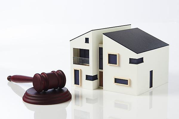 포토 JPG 스튜디오촬영 부동산 주택 실내 사람없음 흰배경 의사봉 건축모형 부동산거래 부동산시장 부동산재테크 부동산정책 부동산투자 분양 아파트분양 부동산법 국내포토 백그라운드 아파트 내부 건물 모형 흰색 시장 재산 재테크 투자 법 정책 파일형식