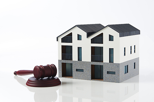 포토 JPG 스튜디오촬영 부동산 주택 실내 사람없음 흰배경 의사봉 건축모형 부동산거래 부동산시장 부동산재테크 부동산정책 부동산투자 분양 아파트분양 부동산법 국내포토 백그라운드 아파트 내부 건물 모형 흰색 시장 재산 재테크 투자 법 정책 파일형식