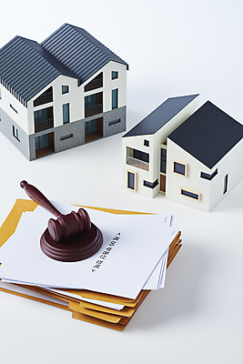 포토 JPG 스튜디오촬영 부동산 주택 실내 사람없음 흰배경 문서 파일 의사봉 건축모형 부동산거래 두채 부동산시장 부동산재테크 부동산정책 부동산투자 분양 아파트분양 다주택자 부동산법 국내포토 백그라운드 2 아파트 내부 건물 모형 흰색 시장 재산 재테크 투자 법 정책 파일형식