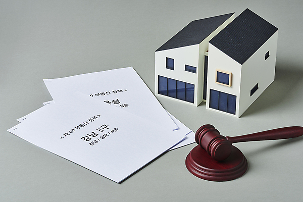 포토 JPG 스튜디오촬영 회색배경 부동산 주택 실내 사람없음 문서 의사봉 건축모형 부동산거래 부동산시장 부동산재테크 부동산정책 부동산투자 분양 아파트분양 부동산투기 부동산법 국내포토 백그라운드 아파트 내부 건물 모형 회색 시장 재산 재테크 투자 법 정책 파일형식