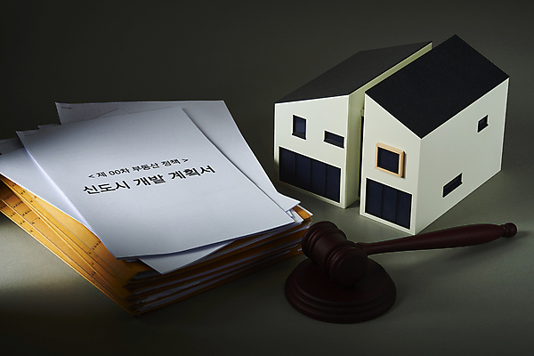 포토 JPG 스튜디오촬영 검은배경 부동산 주택 실내 사람없음 어둠 문서 의사봉 건축모형 부동산거래 개발 부동산시장 부동산재테크 부동산정책 부동산투자 분양 신도시 아파트분양 부동산투기 부동산법 국내포토 백그라운드 아파트 내부 건물 모형 검은색 도시 시장 재산 재테크 투자 법 정책 파일형식