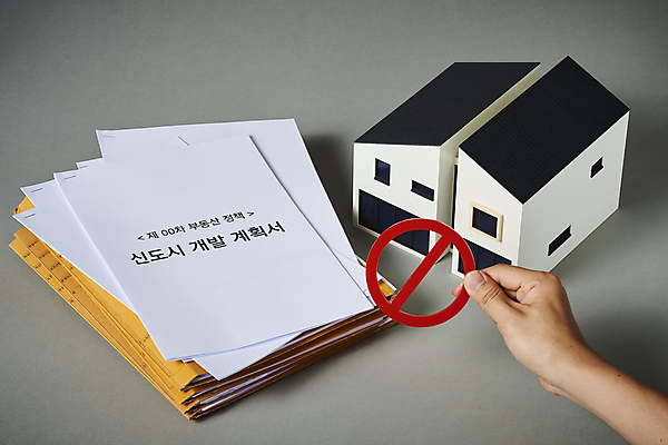 포토 JPG 스튜디오촬영 손 회색배경 부동산 주택 실내 들기 신체부위 금지 문서 파일 건축모형 부동산거래 개발 부동산시장 부동산재테크 부동산정책 부동산투자 신도시 부동산투기 국내포토 백그라운드 모션 사람 내부 건물 모형 회색 도시 시장 재산 재테크 투자 정책 파일형식