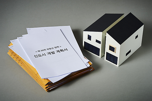 포토 JPG 스튜디오촬영 회색배경 부동산 주택 실내 사람없음 문서 파일 건축모형 부동산거래 개발 부동산시장 부동산재테크 부동산정책 부동산투자 분양 신도시 아파트분양 부동산투기 국내포토 백그라운드 아파트 내부 건물 모형 회색 도시 시장 재산 재테크 투자 정책 파일형식