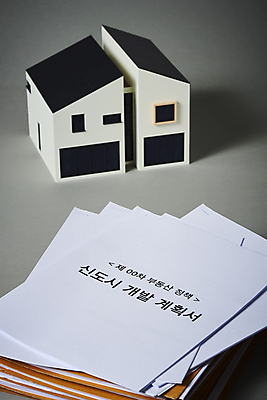 포토 JPG 스튜디오촬영 회색배경 부동산 주택 실내 사람없음 문서 건축모형 부동산거래 개발 부동산시장 부동산재테크 부동산정책 부동산투자 분양 신도시 아파트분양 부동산투기 국내포토 백그라운드 아파트 내부 건물 모형 회색 도시 시장 재산 재테크 투자 정책 파일형식