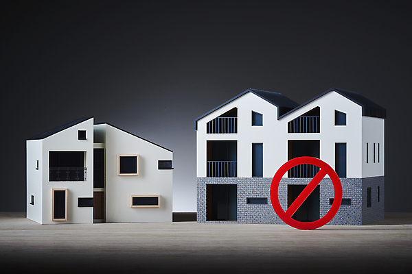 포토 JPG 스튜디오촬영 검은배경 부동산 주택 실내 사람없음 금지 건축모형 부동산거래 두채 부동산시장 부동산재테크 부동산정책 부동산투자 분양 아파트분양 부동산투기 다주택자 국내포토 백그라운드 2 아파트 내부 건물 모형 검은색 시장 재산 재테크 투자 정책 파일형식