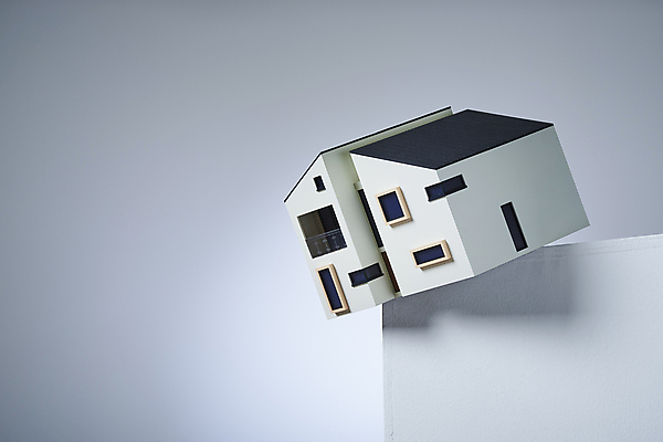 포토 JPG 스튜디오촬영 회색배경 부동산 주택 실내 사람없음 위험 건축모형 부동산거래 부동산시장 부동산재테크 부동산정책 부동산투자 분양 아파트분양 위기 국내포토 백그라운드 컨셉 아파트 내부 건물 모형 회색 시장 재산 재테크 투자 정책 파일형식