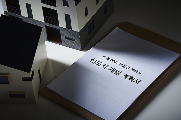 포토 JPG 스튜디오촬영 검은배경 부동산 주택 실내 사람없음 어둠 문서 건축모형 부동산거래 개발 부동산시장 부동산재테크 부동산정책 부동산투자 분양 신도시 아파트분양 부동산투기 국내포토 백그라운드 아파트 내부 건물 모형 검은색 도시 시장 재산 재테크 투자 정책 파일형식