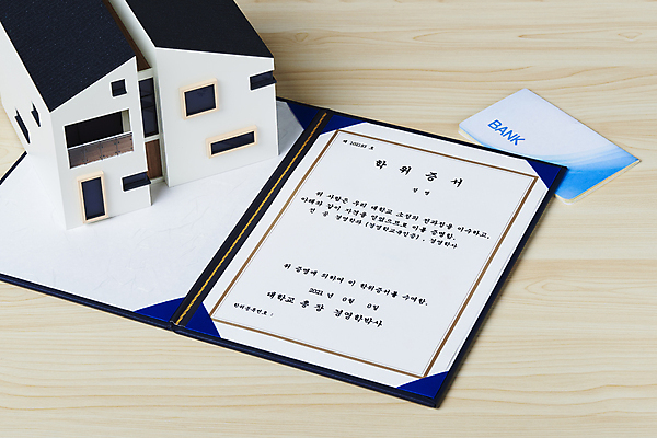 포토 JPG 스튜디오촬영 부동산 주택 실내 사람없음 졸업장 통장 건축모형 부동산거래 부동산시장 부동산재테크 부동산정책 분양 아파트분양 사회초년생 주택대출 나무배경 국내포토 백그라운드 비즈니스 졸업 아파트 내부 건물 금융 모형 시장 재산 재테크 대출 정책 파일형식