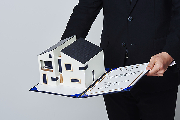 포토 JPG 스튜디오촬영 남자 회색배경 부동산 주택 실내 한명 들기 상반신 20대 성인 옆모습 한국인 졸업장 건축모형 부동산거래 부동산시장 부동산재테크 부동산정책 성인남자한명만 사회초년생 주택대출 국내포토 1 뷰포인트 백그라운드 비즈니스 졸업 모션 사람 동양인 청년 내부 건물 모형 회색 시장 재산 재테크 대출 정책 남자한명만 성인남자만 파일형식