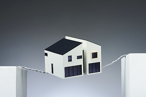 포토 JPG 스튜디오촬영 회색배경 부동산 주택 실내 사람없음 위험 건축모형 부동산거래 부동산시장 부동산재테크 부동산정책 분양 아파트분양 위기 징검다리 국내포토 백그라운드 컨셉 아파트 내부 건물 모형 회색 다리_건축물 시장 재산 재테크 정책 파일형식