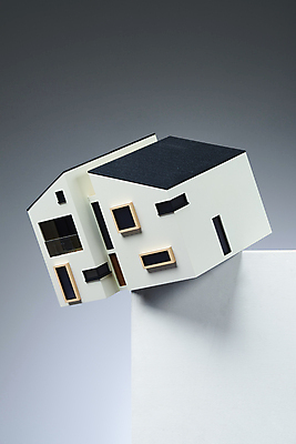 포토 JPG 스튜디오촬영 회색배경 부동산 주택 실내 사람없음 위험 건축모형 부동산거래 부동산시장 부동산재테크 부동산정책 분양 아파트분양 위기 국내포토 백그라운드 컨셉 아파트 내부 건물 모형 회색 시장 재산 재테크 정책 파일형식