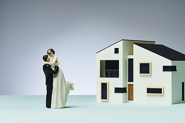 포토 JPG 스튜디오촬영 신혼부부 회색배경 부동산 실내 사람없음 미니어처 건축모형 부동산거래 부동산시장 부동산재테크 부동산정책 분양 신랑신부 신랑신부인형 신혼집 아파트분양 임대주택 주택임대 행복주택 공공임대 주거지원사업 국내포토 부부 신부_웨딩 인형 신랑 결혼 백그라운드 아파트 주택 내부 모형 회색 시장 재산 재테크 신혼 임대 정부정책 정책 파일형식