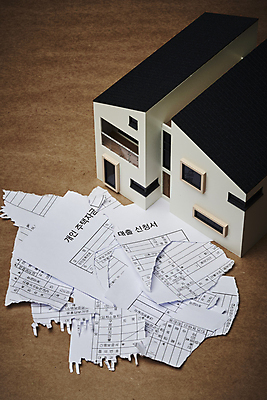 포토 JPG 스튜디오촬영 부동산 주택 실내 사람없음 거절 문서 건축모형 찢어짐 부동산거래 부동산시장 부동산재테크 부동산정책 부동산투자 분양 아파트분양 갈색배경 주택대출 신청 국내포토 백그라운드 컨셉 모션 아파트 내부 건물 갈색 모형 시장 재산 재테크 투자 대출 정책 파일형식