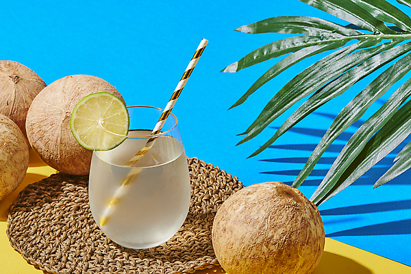 포토 JPG 스튜디오촬영 잔 실내 빨대 사람없음 열대과일 파란배경 라임 코코넛 야자수잎 코코넛주스 테이블매트 국내포토 식기 백그라운드 잎 과일 내부 파란색 주스 식탁보 파일형식