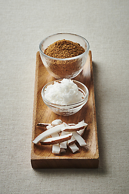 포토 JPG 스튜디오촬영 회색배경 실내 사람없음 설탕 열대과일 유리그릇 나무받침 코코넛과육 국내포토 그릇 백그라운드 과일 유리 내부 목재 회색 받침대 코코넛 과육 파일형식