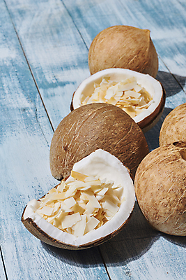 포토 JPG 스튜디오촬영 실내 사람없음 칩 열대과일 담기 파란배경 코코넛 나무배경 국내포토 백그라운드 과일 모션 디저트 내부 파란색 파일형식