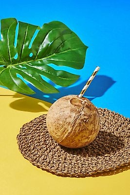 포토 JPG 스튜디오촬영 실내 빨대 사람없음 열대과일 파란배경 코코넛 노란배경 열대잎 코코넛주스 테이블매트 국내포토 백그라운드 잎 과일 내부 파란색 노란색 주스 식탁보 파일형식