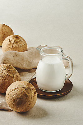 포토 JPG 스튜디오촬영 회색배경 실내 사람없음 우유병 병 천 열대과일 코코넛 나무받침 코코넛밀크 국내포토 식기 백그라운드 과일 병_용기 내부 목재 회색 우유 직물 받침대 파일형식