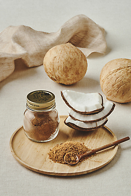 포토 JPG 스튜디오촬영 회색배경 유리병 실내 사람없음 쌓기 설탕 천 열대과일 코코넛 나무숟가락 나무쟁반 국내포토 백그라운드 과일 모션 병_용기 쟁반 내부 목재 숟가락 회색 직물 파일형식