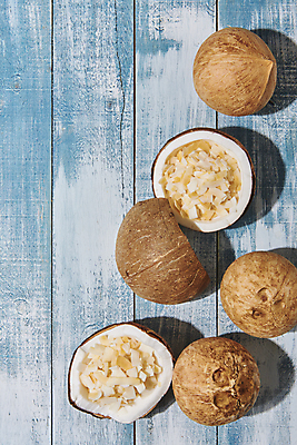 포토 JPG 스튜디오촬영 단면 실내 사람없음 하이앵글 칩 열대과일 담기 파란배경 슬라이스 코코넛 나무배경 국내포토 뷰포인트 백그라운드 과일 모션 디저트 내부 파란색 파일형식