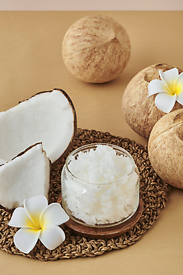 포토 JPG 스튜디오촬영 유리병 실내 사람없음 열대과일 담기 플루메리아 코코넛 코코넛오일 테이블매트 갈색배경 국내포토 꽃 백그라운드 과일 모션 병_용기 내부 갈색 식탁보 오일_음식 파일형식