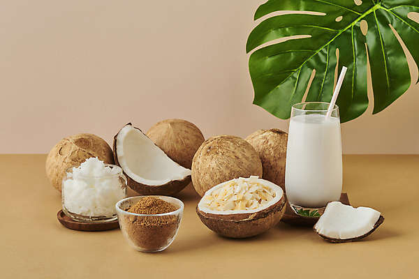 포토 JPG 스튜디오촬영 유리병 잔 실내 사람없음 칩 설탕 열대과일 담기 코코넛 유리그릇 열대잎 코코넛오일 갈색배경 코코넛밀크 국내포토 그릇 식기 백그라운드 잎 과일 모션 유리 병_용기 디저트 내부 갈색 오일_음식 파일형식