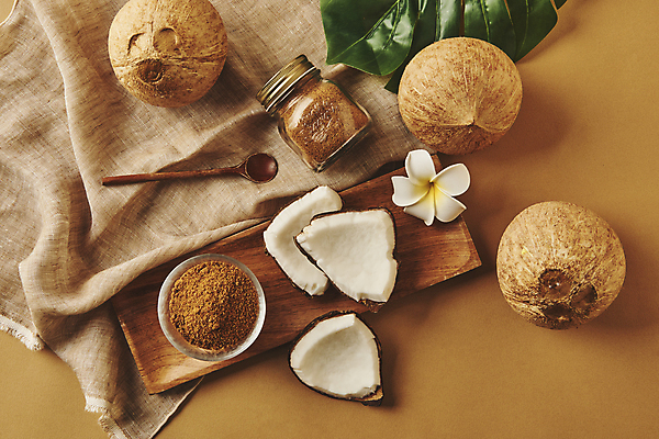 포토 JPG 스튜디오촬영 유리병 실내 사람없음 하이앵글 설탕 천 열대과일 플루메리아 코코넛 나무숟가락 나무받침 열대잎 갈색배경 국내포토 꽃 뷰포인트 백그라운드 잎 과일 병_용기 내부 목재 갈색 숟가락 직물 받침대 파일형식