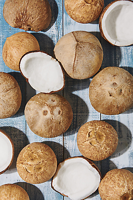 포토 JPG 스튜디오촬영 단면 실내 사람없음 하이앵글 열대과일 파란배경 슬라이스 코코넛 나무배경 국내포토 뷰포인트 백그라운드 과일 내부 파란색 파일형식