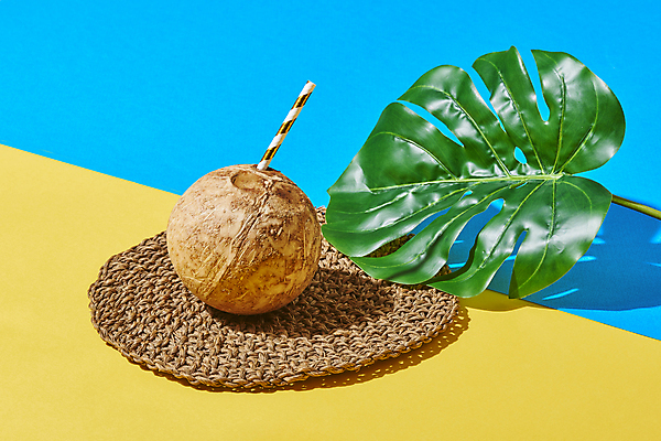 포토 JPG 스튜디오촬영 실내 빨대 사람없음 열대과일 파란배경 코코넛 노란배경 열대잎 코코넛주스 테이블매트 국내포토 백그라운드 잎 과일 내부 파란색 노란색 주스 식탁보 파일형식