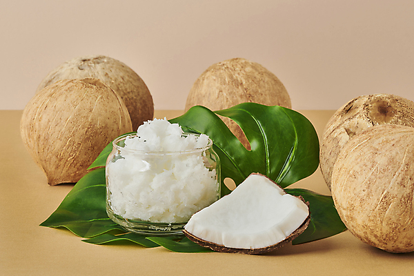 포토 JPG 스튜디오촬영 유리병 실내 사람없음 열대과일 담기 슬라이스 코코넛 열대잎 코코넛오일 갈색배경 국내포토 백그라운드 잎 과일 모션 병_용기 내부 갈색 오일_음식 파일형식