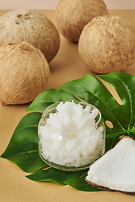 포토 JPG 스튜디오촬영 유리병 실내 사람없음 열대과일 담기 코코넛 열대잎 코코넛오일 갈색배경 국내포토 백그라운드 잎 과일 모션 병_용기 내부 갈색 오일_음식 파일형식