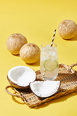 포토 JPG 스튜디오촬영 잔 쟁반 실내 빨대 사람없음 열대과일 슬라이스 라임 코코넛 노란배경 코코넛주스 국내포토 식기 백그라운드 과일 내부 노란색 주스 파일형식