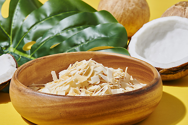 포토 JPG 스튜디오촬영 단면 실내 근접촬영 사람없음 칩 열대과일 담기 슬라이스 코코넛 나무그릇 노란배경 열대잎 국내포토 그릇 뷰포인트 백그라운드 잎 과일 모션 디저트 내부 목재 노란색 파일형식